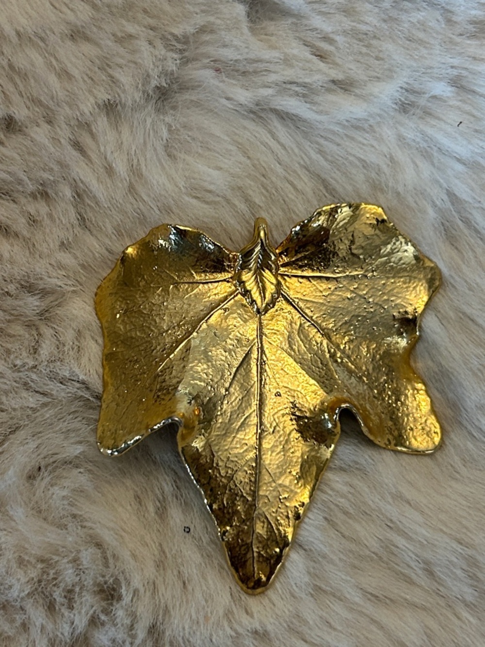 Gold plated leaf pendant for necklace - Picture 1 of 10